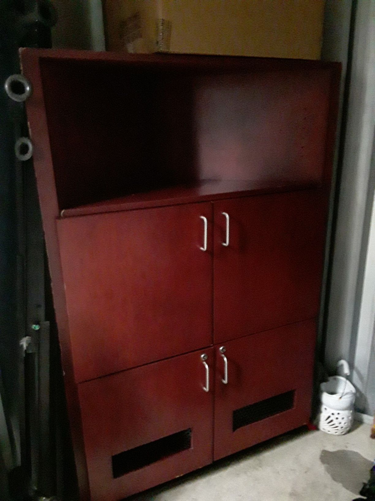 Corner csbernet/three shelf dresseer