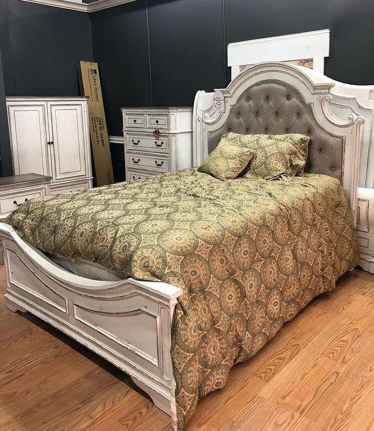 New/ Realyn Chipped White Queen Panel Bed Frame Cama//King,full,twin Size Available/Mattress Sold Separately 