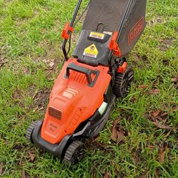 LIKE NEW ELECTRIC ( CORDED) MULCHING MOWER. B AND D. QUICK WHEEL ADJUSTMENT. WORKS GREAT