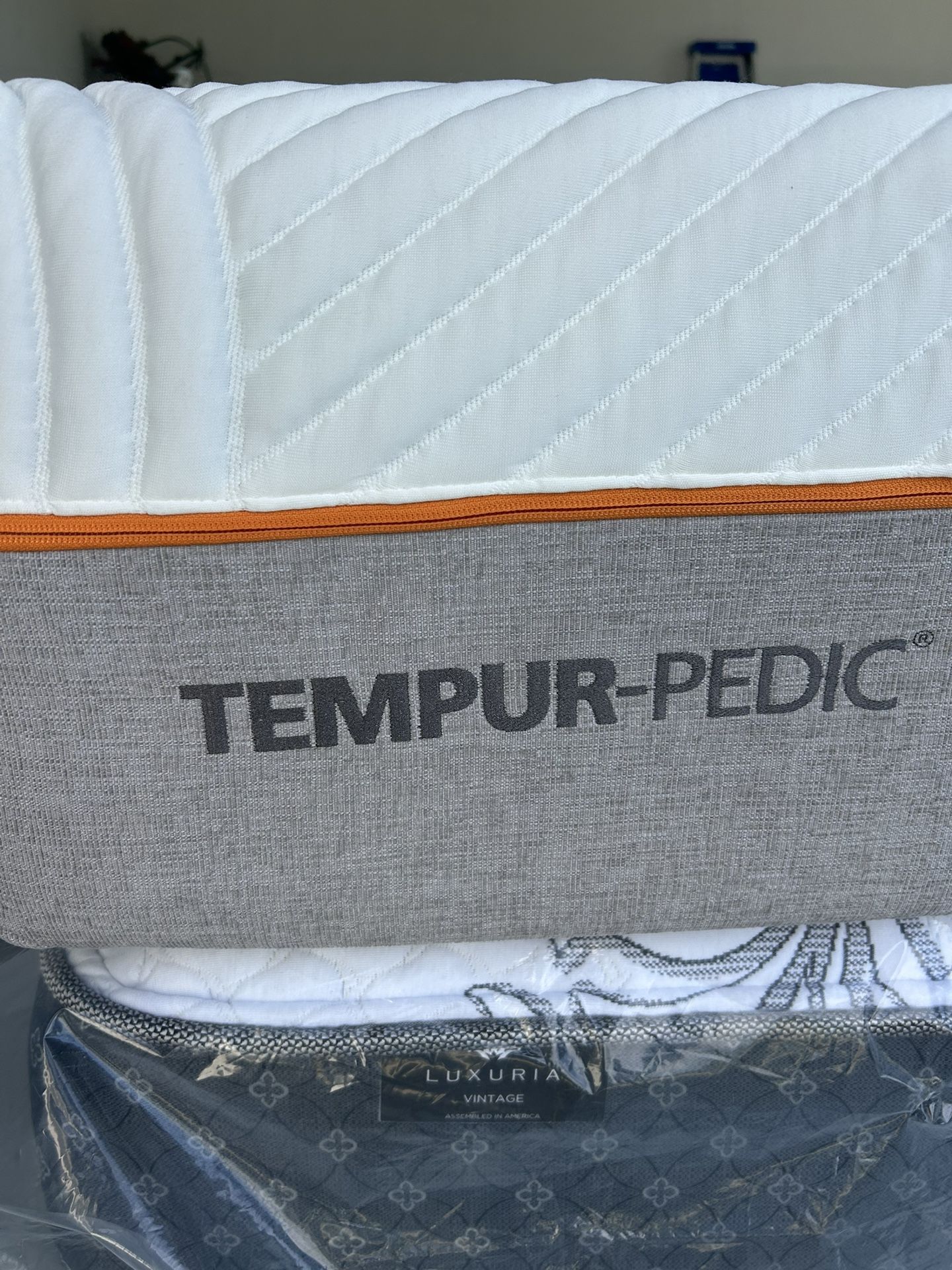King Tempurpedic 13.5 inch like new mattress Luxury firm (firm but not ridiculous) I can deliver Ir come see first Retail $3989 Your Price $975