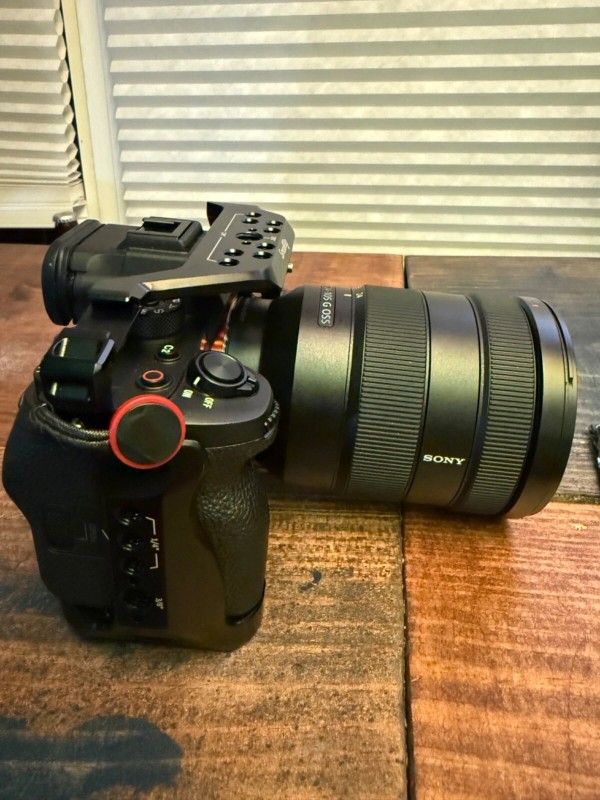 SONY A7 S iii 4k camera with lens G FE 4/24-105 with smallrig cage, charger
