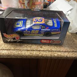 Hot Wheels Race Day Deluxe #55 Kenny Wallace 1:24 Scale NASCAR
