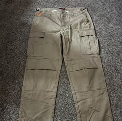 Khaki color cargos pants zumiez