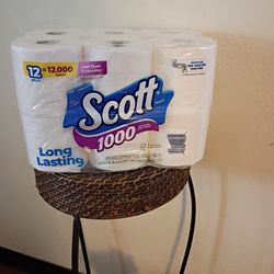 Scott Papel Para El Baño 12 Rollos Grandes $10 Por Paquete El Precio Es Firme $ 10 Each 