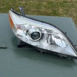 2011-2014 TOYOTA SIENNA RIGHT SIDE HEADLIGHT FACTORY OEM