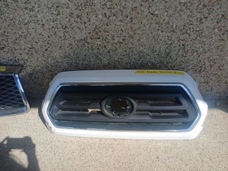 2018-20 Toyota Tacoma Grill