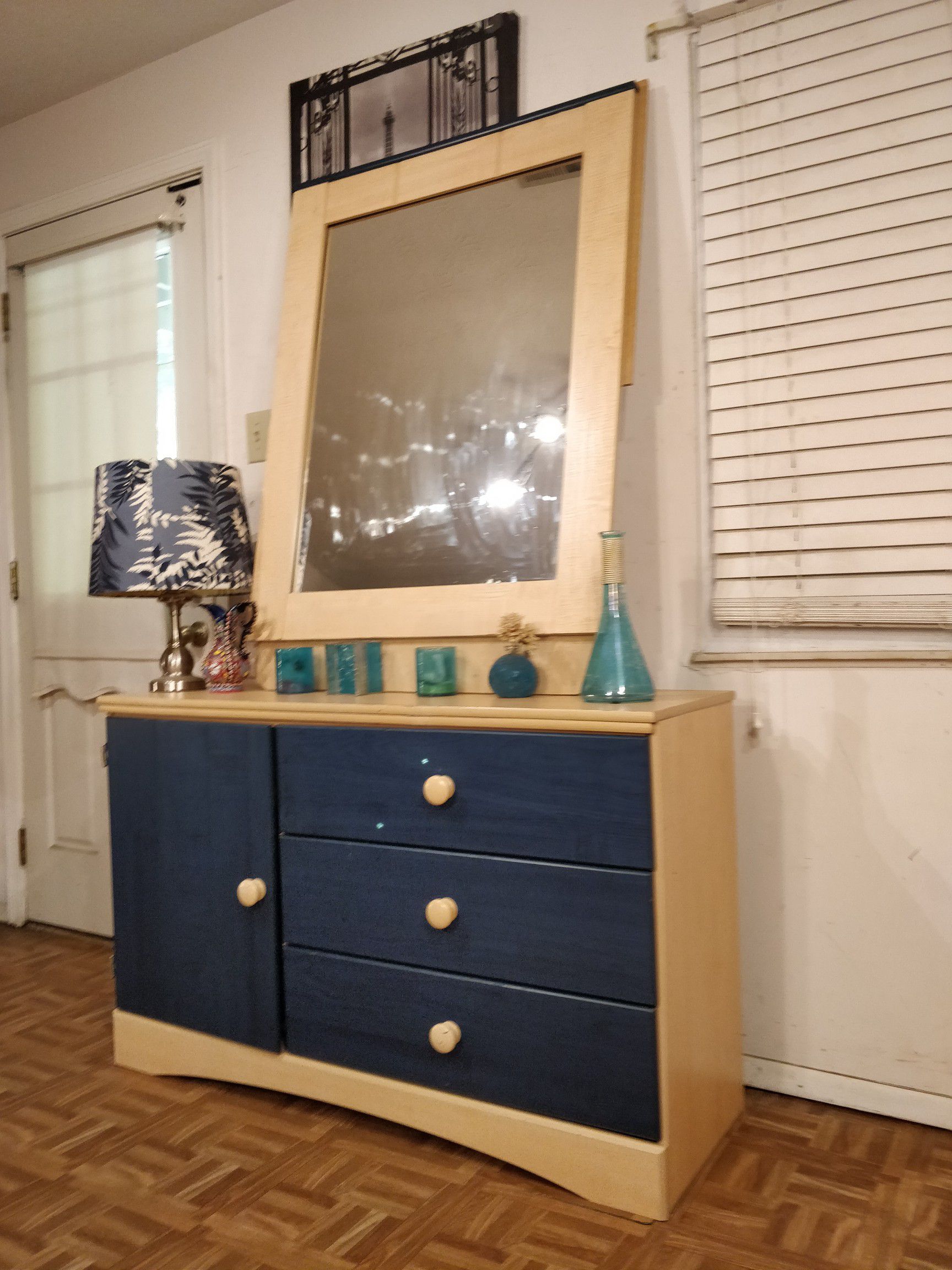 Nice ASHLEY FURNITURE dresser with big mirror and drawers in good condition all drawers working well, driveway pickup. L48"*W15"*H30"