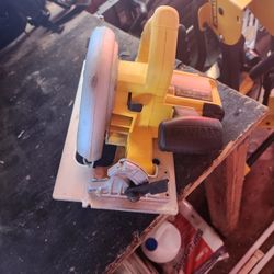 DeWalt DWE 5757 And 1/4-in Circular Saw Type 1 - 15 Amp