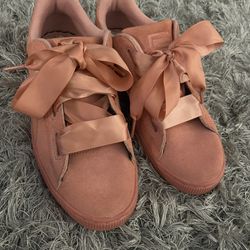 Ribbon Lace Pumas 