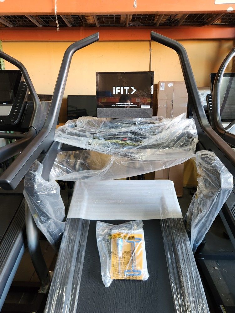 2025 Model Nordictrack X16 Incline trainer- 40% incline 12mph max speed - 1800$