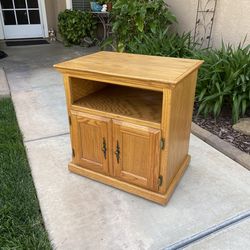 TRADITIONAL OAK TV / GAMING CART / MICROWAVE CART ON 4 X CASTER WHEELS (25”W X 17.5”D X 26”H)
