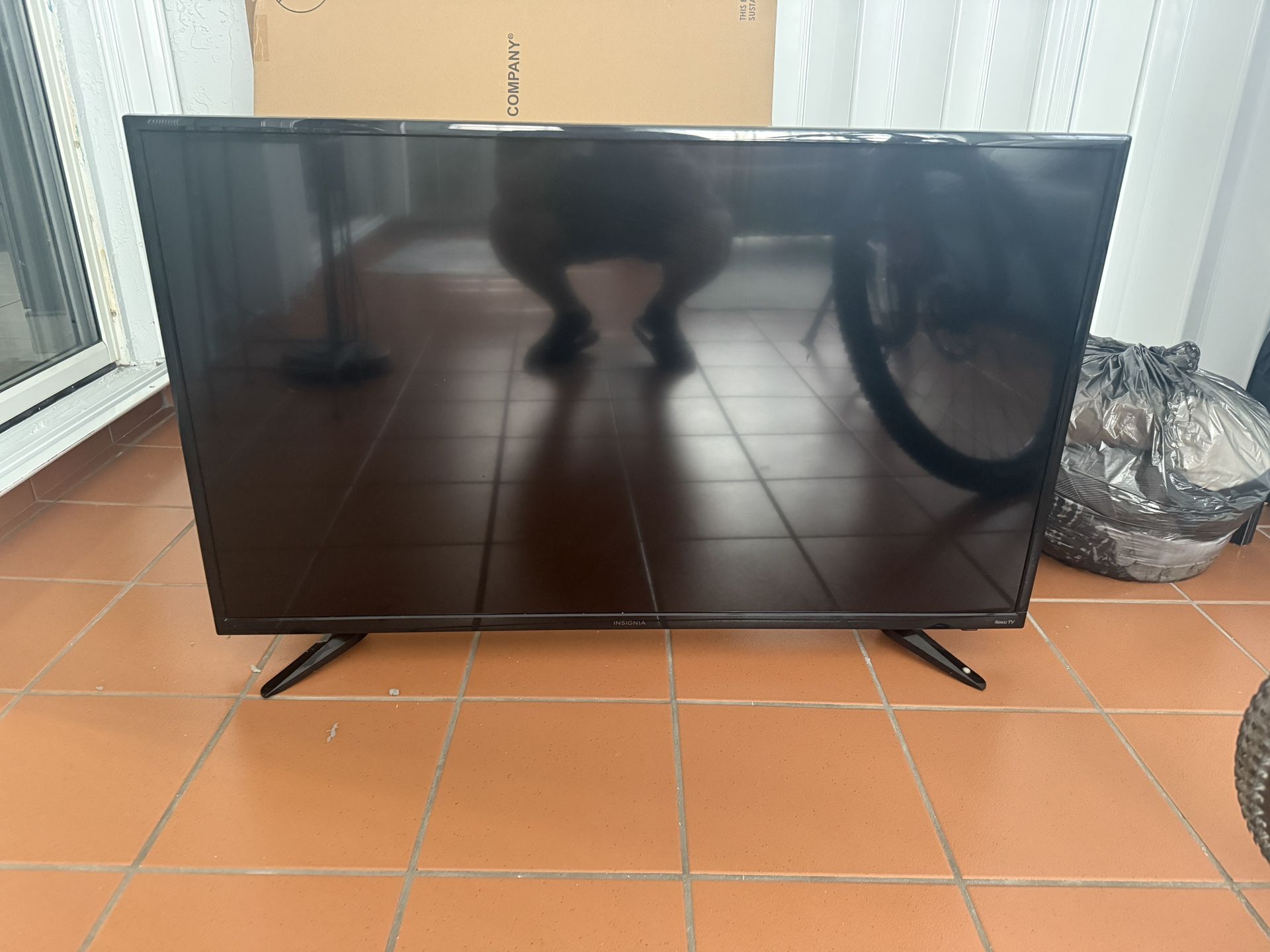 Insignia Roku TV 48’ LED