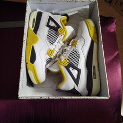 Woman Air Jordan Retro 4