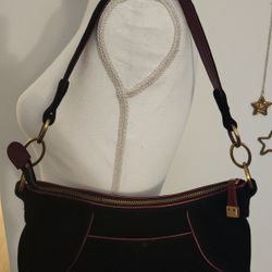 Maxx New York Mini Retro Black with dark red trim leather shoulder bag. 
In very good Pre-owned condition. No rips or damages.
100% genuine Leather