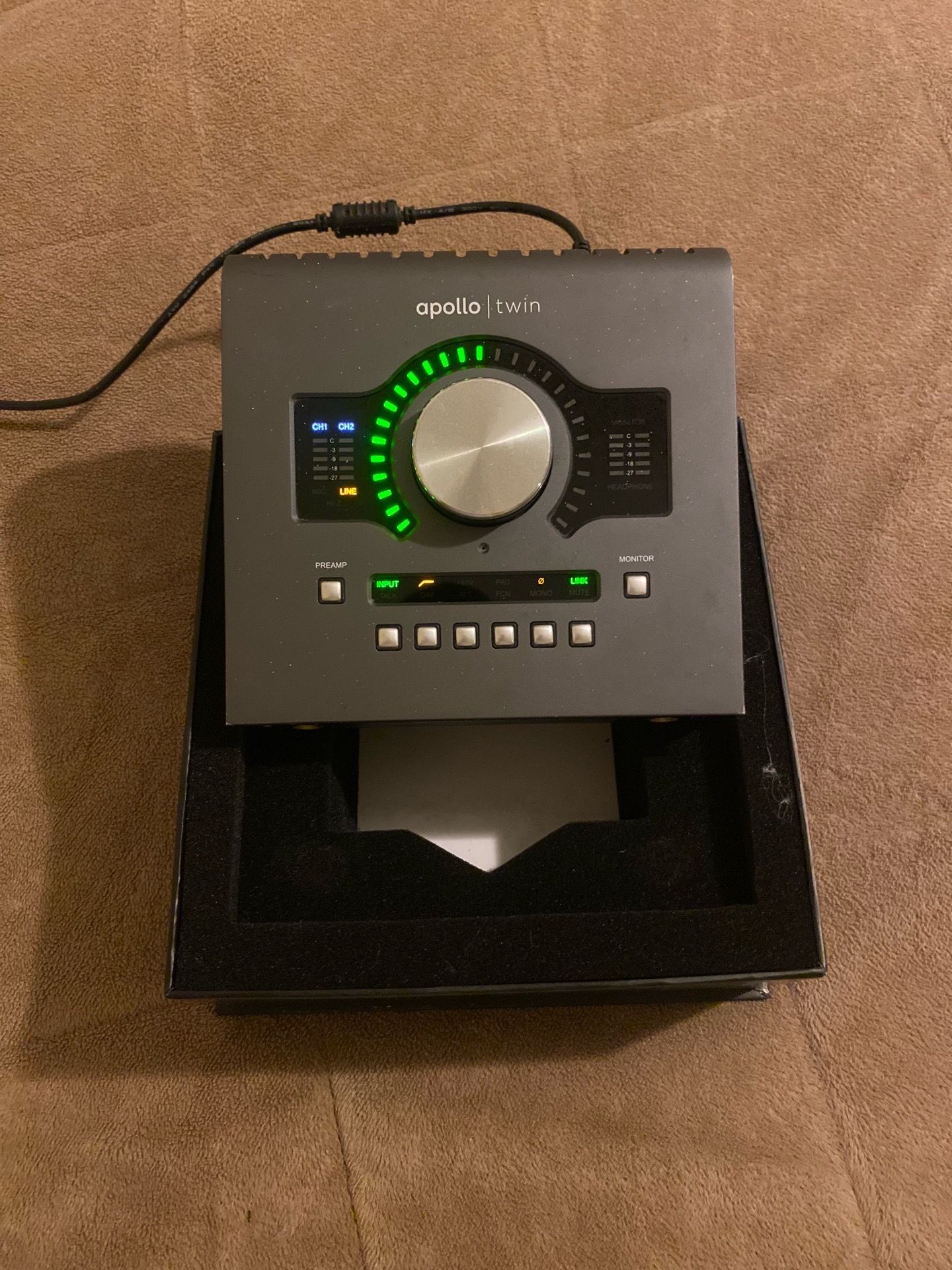 Apollo, twin interface with box lightning bolt adapter included