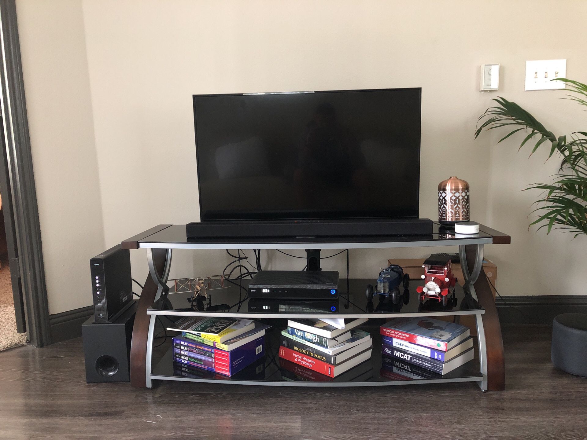 TV stand and TV 40 insignia