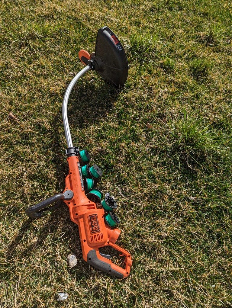 BLACK+DECKER String Trimmer, 7.5Amp (GH3000) for Sale in Columbus, OH