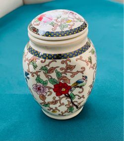 Vintage Chinese lidded jar with stunning design