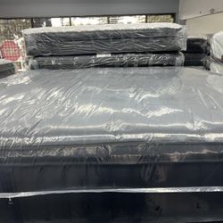 KING SIZE STEARNS & FOSTER LUX ESTATE PILLOW TOP MATTRESS & BOX SPRINGS BED SET