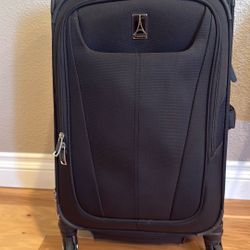 Travelpro Maxlite 5 Softside Expandable Carry on Luggage with 4 Spinner Wheels, Lightweight Suitcase, Men and Women, Black, Carry On 21-Inch
