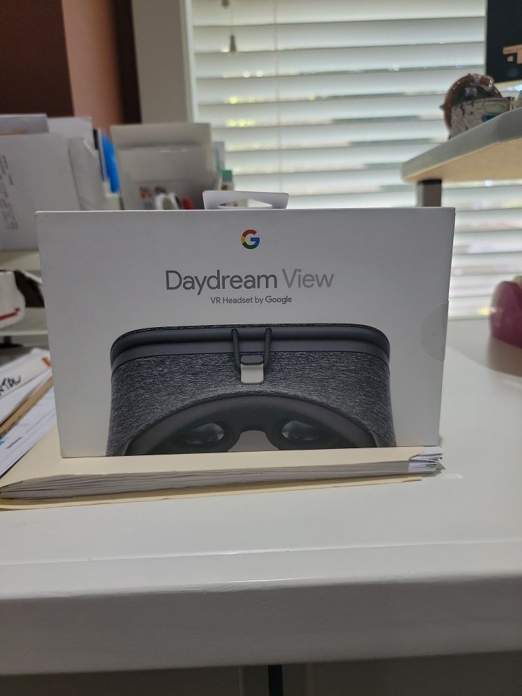 Google Daydream VR Headset Goggles and Controller NEW