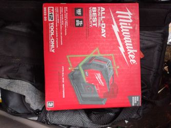 Milwaukee M12 Green Laser Level - Cross Line And Plumb Points