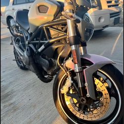 2011 Ducati 696 MONSTER