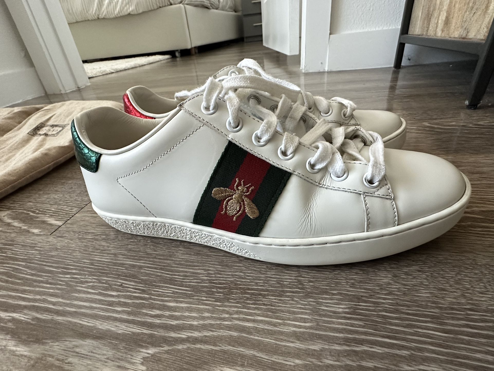 Women's Gucci Ace sneaker with bee
