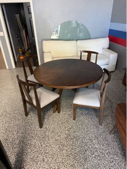 Dining Room Table and Chairs 🪑