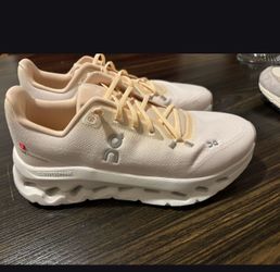 Women's Cloudtilt Sneakers size 9 new