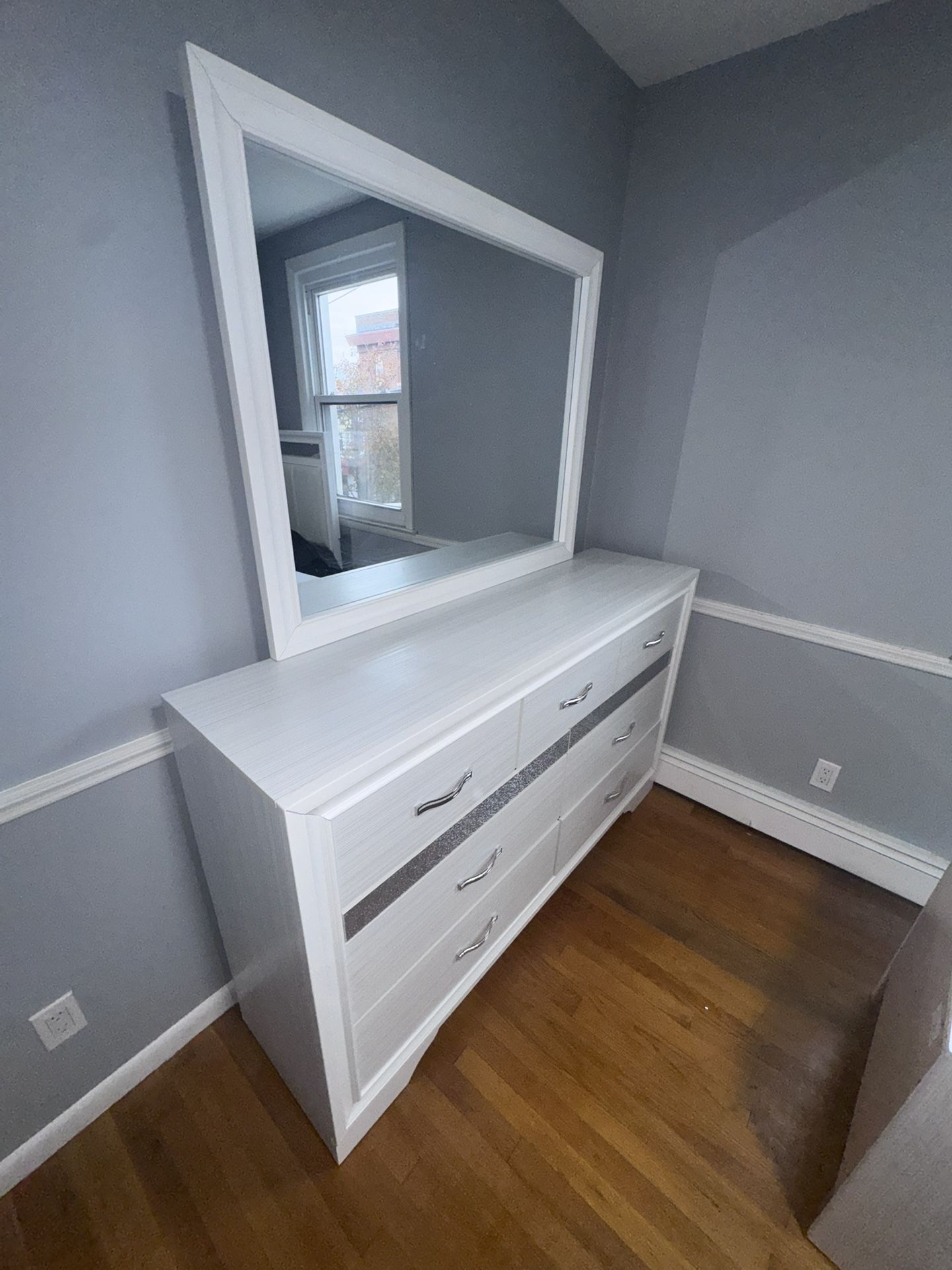 4 piece Bed room set with Queen size mattress