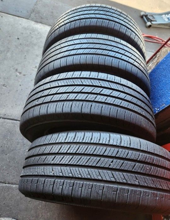 235 60 17 Tires Con 80% De Vida Las 4 De La Marca Michelín 