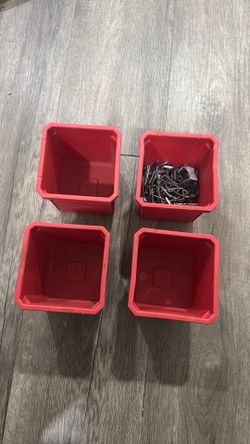 4 Milwaukee containers
