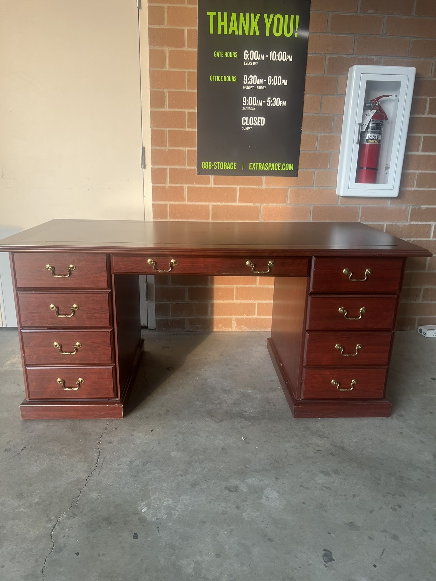 Office Desk w/drawers
