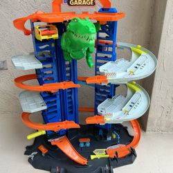 Hot Wheels Combo! Ultimate Garage T-rex  +  Criss Cross Tarck