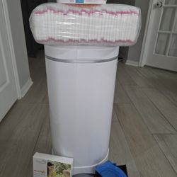 Munchkin STEP Diaper Pail, Powered by Arm & Hammer