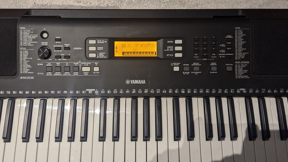 Yamaha PSR E363 Keyboard And Stand