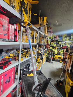 DEWALT 20V MAX XR BRUSHLESS CORDLESS VARIABLE SPEED STRING TRIMMER TOOL ONLY NEW