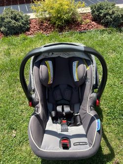 Car Seat - Graco SnugRide SnugLock 35 + Base