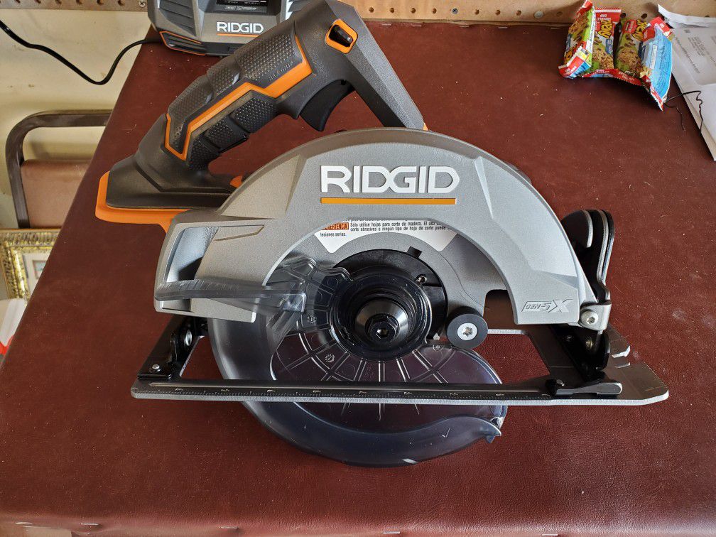 Rigid 5x circular saw and flashlight