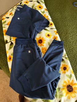 Women’s Scrubs pair