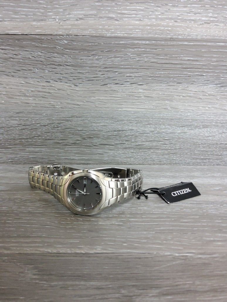 NEW Citizens Eco Drive Watch Men 38mm Silver Tone E111-s022240 Stainless Steel Date