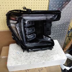 2021 - 24 - GMC YUKON- RIGHT- HEADLIGHT 