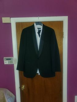 MENS NEW CONDITION AUTHENTIC CALVIN KLIEN WOOL TUXEDO. THE JACKET IS A SIZE 44L SLIM FIT. THE SHIRT IS A SIZE 16-16.5 SLM. THE PANTS ARE A SIZE 36R SL