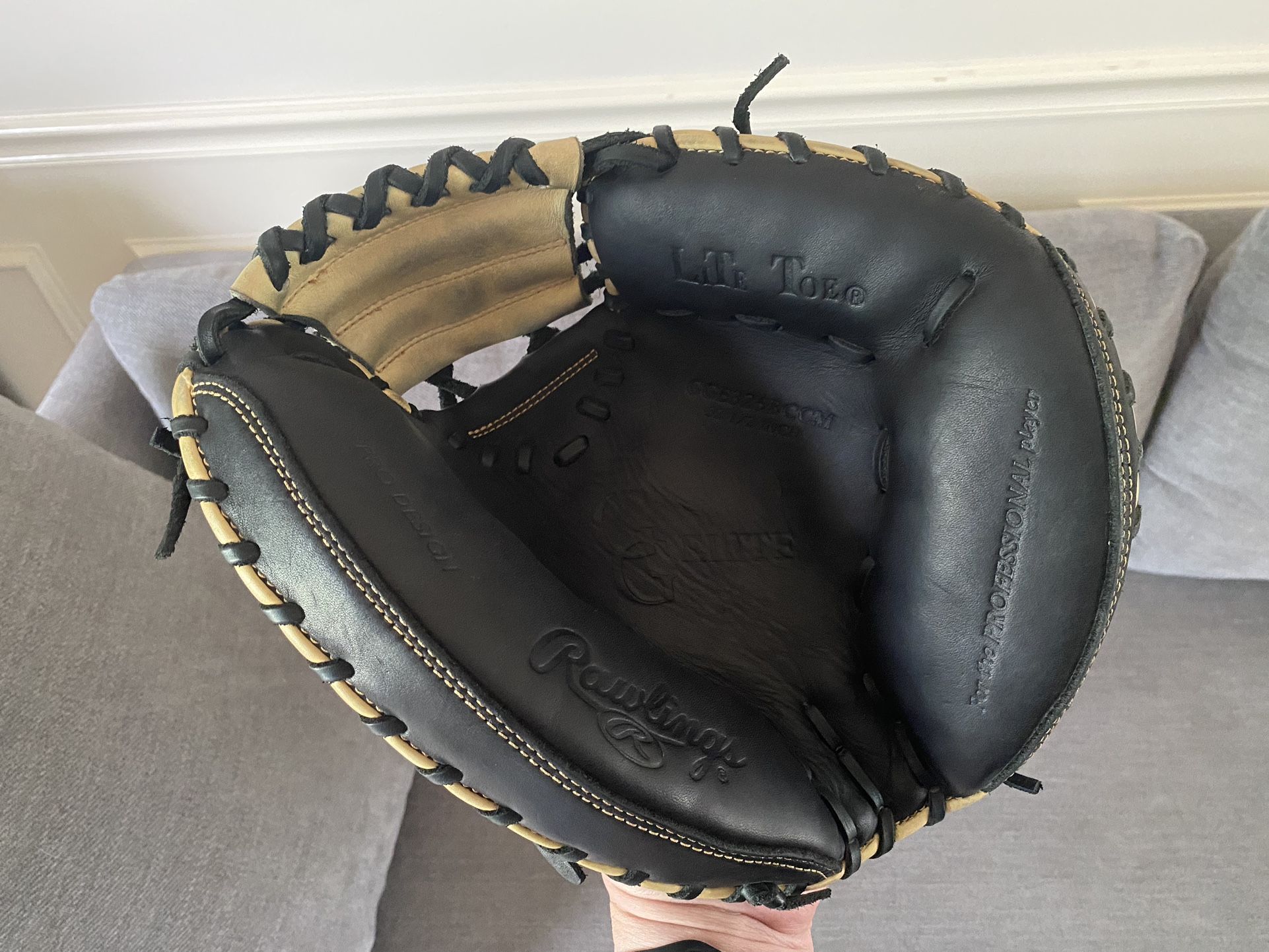 Rawlings 32.5” Gold Glove Elite Catcher’s Mitt for Sale in Kenmore, WA