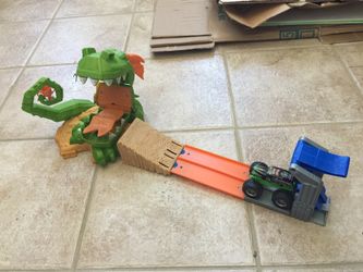 Hot Wheels Monster Jam Dragon Arena Attack Playset