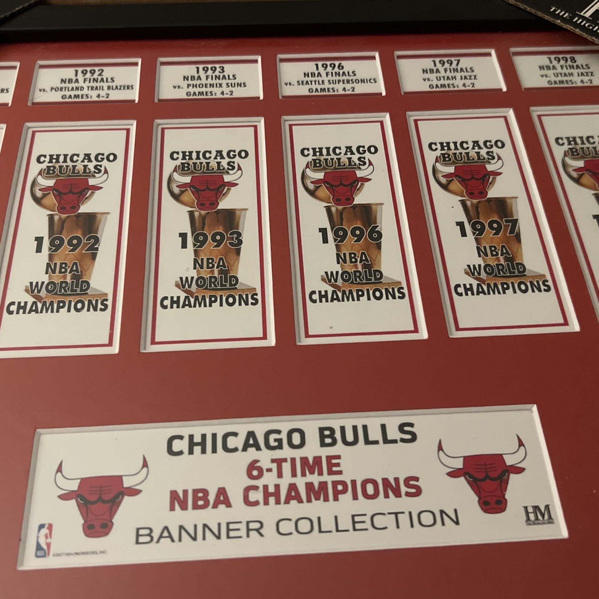 Chicago Bulls 6-Time NBA Champions Deluxe Gold Coin & Banner Collection