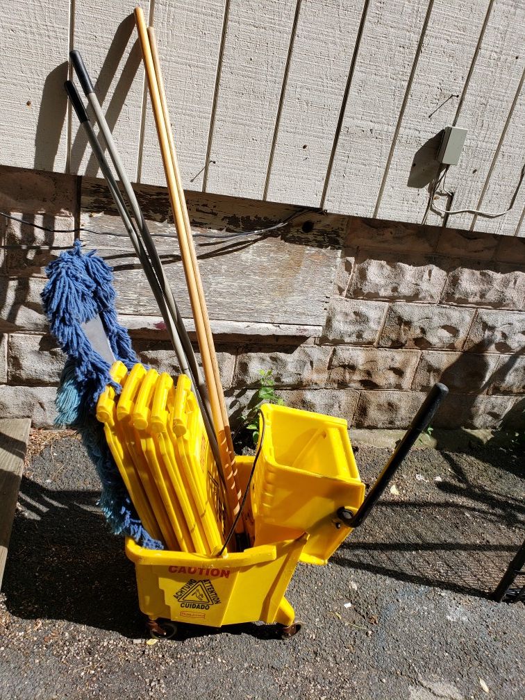 Janitor cleaning equipment