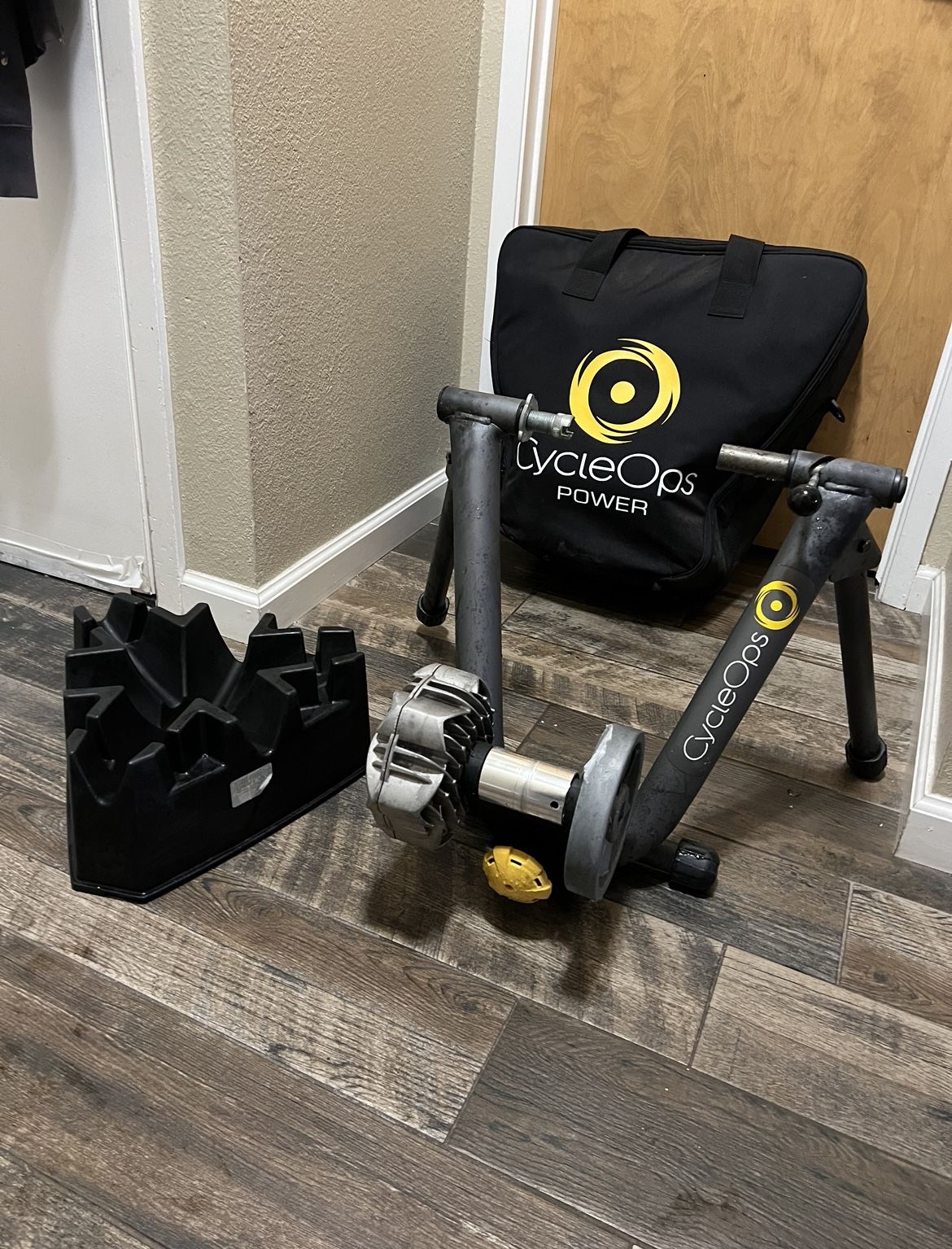 Like New Fluid Cycleops Bike Trainer Ideal For Training Indoors During Rainy Weather