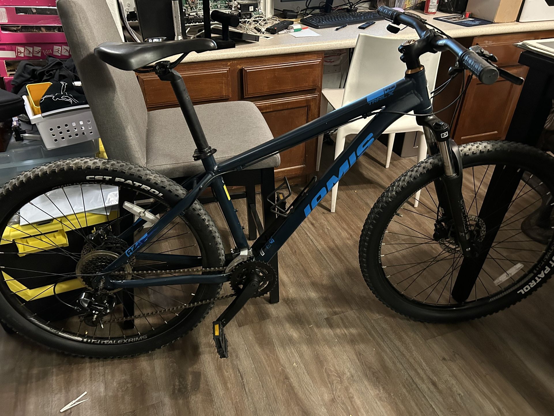 Jamis A2 Trail X Mountain Bike Mtb Frame Size 17 27.5” Wheels Shimano Equipped